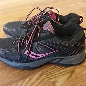 Saucony excursion hiking athletic shoes